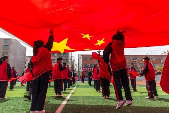 江西杀三人的曾春亮落网后，为何裤子被扒掉了？游戏画面