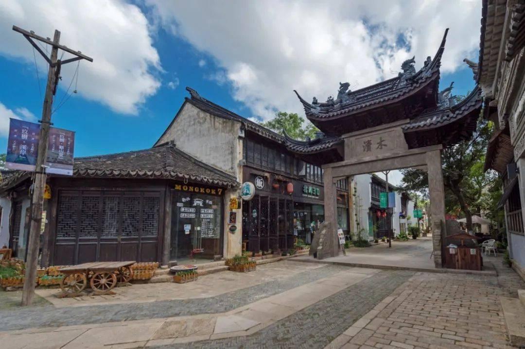 我女朋友属于那种乖乖女，夏天就穿七分裤，冬天就穿牛仔裤，只穿旅游鞋白袜子，我怎么才能让她换一种风格游戏画面